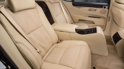 This 10-year-old luxury sedan still embarrasses new interiors