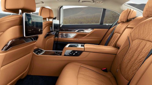 This 10-year-old luxury sedan still embarrasses new interiors