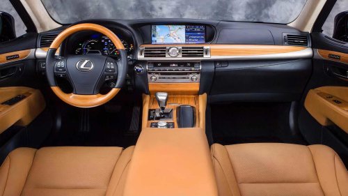 This 10-year-old luxury sedan still embarrasses new interiors