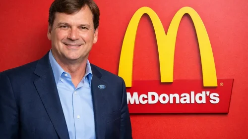 Jim Farley se pasa a las hamburguesas. El CEO de Ford se une a la junta directiva de McDonald's