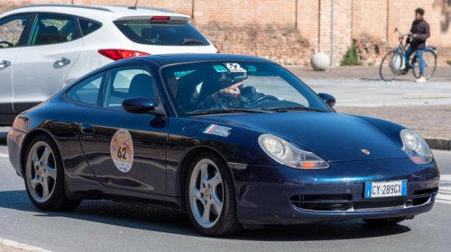 5 manual transmission cars that can out-accelerate their automatic siblings