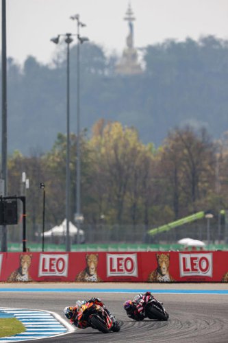 Pedro Acosta ve luz al final del túnel con KTM frente a Álex Márquez y Pecco Bagnaia: "La moto funciona mejor"