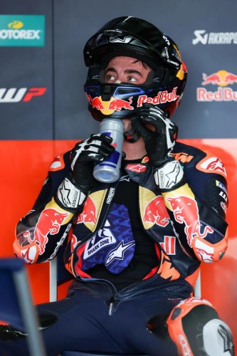 Pedro Acosta ve luz al final del túnel con KTM frente a Álex Márquez y Pecco Bagnaia: "La moto funciona mejor"