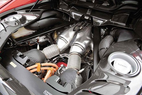 フェラーリ初の6気筒搭載ロードカー「296GTB／GTS」はスーパーPHEVだった【スーパーカークロニクル・完全版／073】