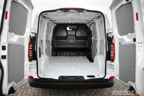 Esta furgoneta eléctrica promete redefinir los repartos diarios, la he probado y te cuento cuál ha sido mi experiencia