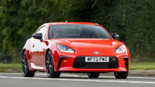 5 manual transmission cars that can out-accelerate their automatic siblings