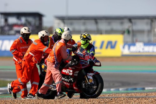 Marc Márquez, atónito con el pinchazo de Ducati frente a Marco Bezzecchi en el GP de Tailandia: "Fue raro"