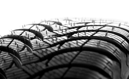 ¿Por qué los argentinos quemaban los ‘pelillos’ de los neumáticos nuevos? El ingenioso truco para evitar multas en la aduana