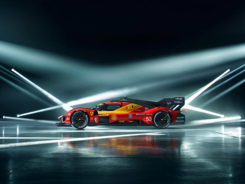 Ferrari luce galones de campeón del mundo en su nuevo 499P para el WEC, con Miguel Molina al volante