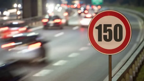 En España, Pere Navarro pensando en reducir la velocidad máxima de las carreteras y llega este país de Europa y la sube a 150 km/h