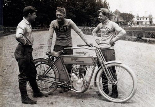 Retro Harley-Davidson pics of freedom to the max