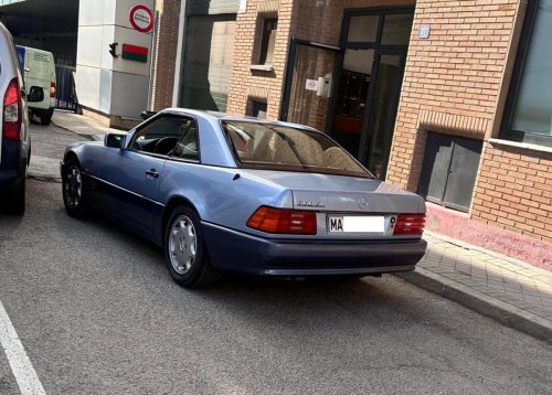 ¿Por qué esta matrícula no tiene la letra E de España y tampoco el fondo azul?