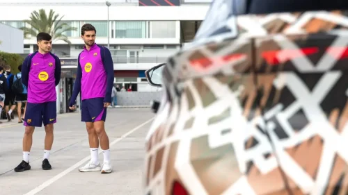 Pedri advierte a Ferran antes de arrancar su Cupra Raval: “Cuidado no vayas a volcar”