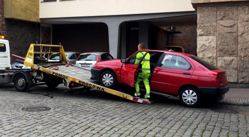 ¿Para qué sirve esta cinta que cuelga en el frontal de algunos coches? Cada vez más la llevan y su función te sorprenderá