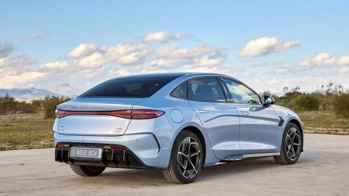 BYD | First BYD flash charge electric station makes a gas pump look slow