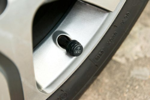 Tu coche emite algo que no ves y puede usarse para seguirte