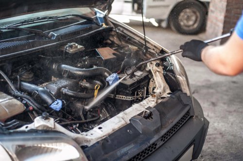 ¿Es buena idea lavar el motor del coche con una lanza de agua a presión? Esto es lo que puede pasar