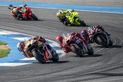 Un jefe de KTM, sobre el salto de Pedro Acosta frente a la Ducati de Marc Márquez: "Lo tiene todo controlado"