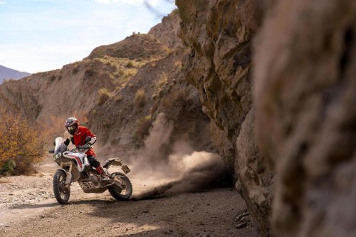 Ducati renueva la DesertX y eleva su capacidad off-road con más potencia y tecnología