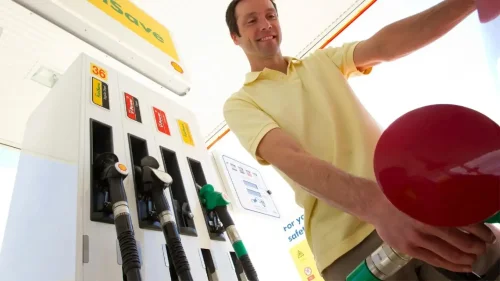 Subidón de la gasolina y diesel, cuántos euros es ahora más caro llenar los 10 coches más vendidos