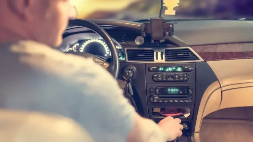 La Guardia Civil de Tráfico aclara las distracciones más comunes y no todas ellas tienen el móvil como protagonista