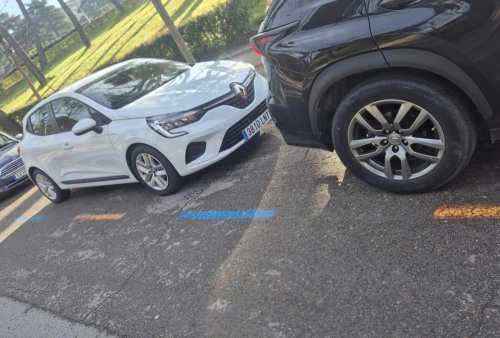 Quería aparcar en Madrid, pero no conocía el significado de estas líneas azules y naranjas discontinuas: miles de conductores aún no lo saben