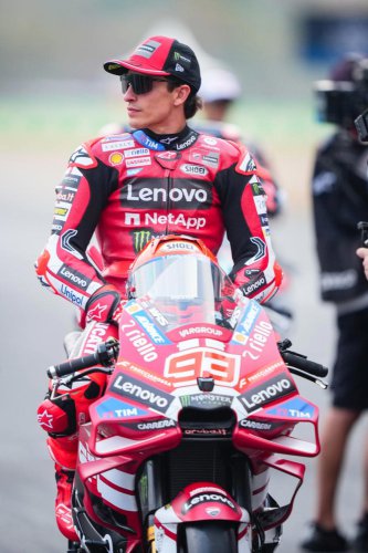 El jefazo de Ducati carga contra la FIM tras la sanción a Marc Márquez frente a Pedro Acosta: "La decisión"