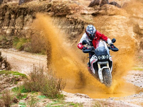 Ducati renueva la DesertX y eleva su capacidad off-road con más potencia y tecnología
