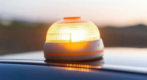 Tiene un accidente, coloca la baliza V-16 y aun así le multan con 200 euros por no tener la V-19
