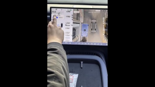Este coche se aparca solo con solo arrastrarlo en la pantalla: el sistema que está sorprendiendo en redes