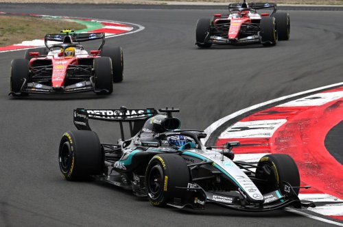 Ferrari, Lewis Hamilton, sobre la batalla con Charles Leclerc y su Ferrari F1 en el GP de China: "Llegamos a tocarnos"