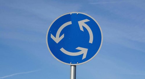 Usar los intermitentes en las rotondas es importante, pero para un profesor de autoescuela el mejor aliado son los retrovisores