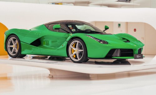 El único Ferrari LaFerrari verde que existe vuelve a estar a la venta: ¿a qué famoso le dieron el capricho de lucir ese color de fábrica?