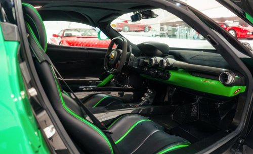 El único Ferrari LaFerrari verde que existe vuelve a estar a la venta: ¿a qué famoso le dieron el capricho de lucir ese color de fábrica?