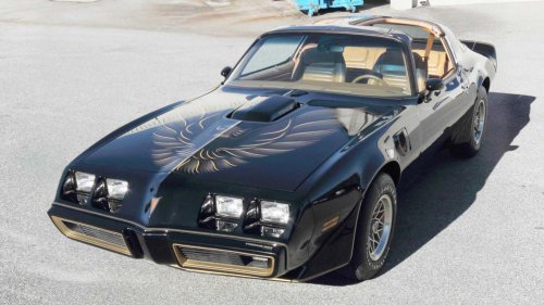 10 classic American cars enthusiasts buy up every chance they get