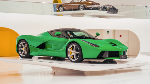 Este LaFerrari de un famoso cantante se subasta: una pieza única con el nombre de su propietario