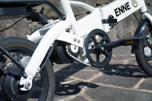 【スクープ】史上初、特定小型原付区分のモペッドがまもなく登場。ENNEが電欠時も走行できるペダル付き電動バイクを開発中