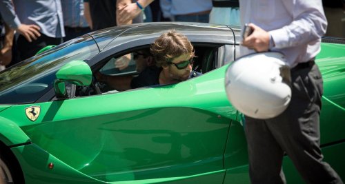 Este LaFerrari de un famoso cantante se subasta: una pieza única con el nombre de su propietario