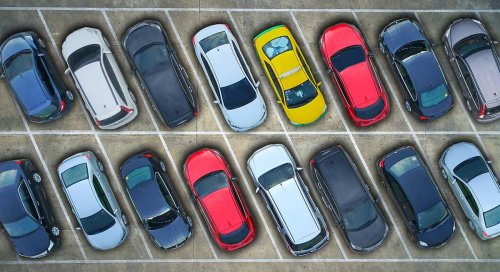 La técnica "super fácil" de un profesor de autoescuela para aparcar en semibatería en menos de un minuto