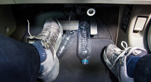 Llevar una botella de agua en el coche parece buena idea, pero puede acarrear multa y provocar accidentes