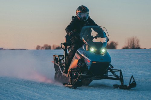 Taiga lanza motos de nieve eléctricas de última generación