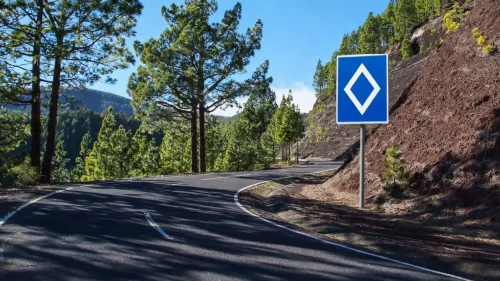 La señal del rombo blanco y fondo azul no es muy común, pero deberías conocer su significado para no ser multado
