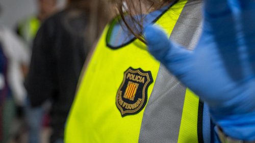 Los Mossos suben un coche a una rotonda, colocan un radar, multan a 30 conductores, comparten la foto en redes y se lía