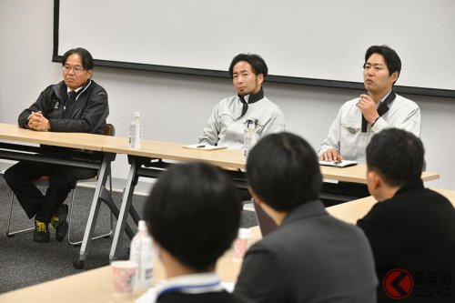 マツダ車の「製造現場」どうなっている? 「デザインや走りだけ重視」ではない! 「ドアのスキマ」の精度まで追求? 1台ずつに込められた「究極のコダワリ」を確かめた!