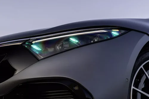 Cómo saber si un coche se conduce solo: la clave está en las luces
