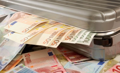 Pillado en la AP-7 tras adelantar a gran velocidad a una patrulla camuflada de los Mossos: llevaba drogas y 60.000 euros