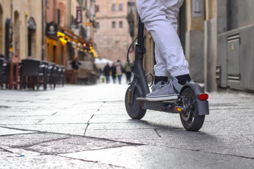 La policía de Vigo hace un control al conductor de un patinete y no da crédito a lo que ve: tenía 57 años y un cóctel explosivo