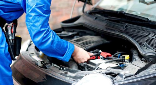 No cambiar este líquido del coche a tiempo puede salir caro: cuándo sustituirlo para evitar averías