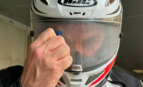 Cómo eliminar el vaho y el agua del casco a la vez: llega el nuevo accesorio imprescindible para motoristas