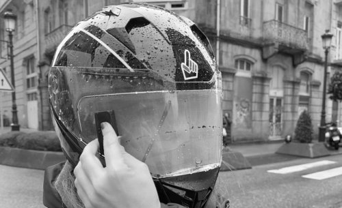 Cómo eliminar el vaho y el agua del casco a la vez: llega el nuevo accesorio imprescindible para motoristas